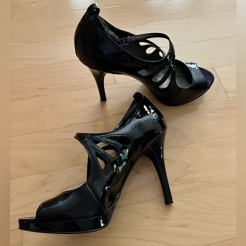 Sexy Carlos Santana Black Shinny Peep Toe Strappy Stiletto Heels. Size 9.5.
